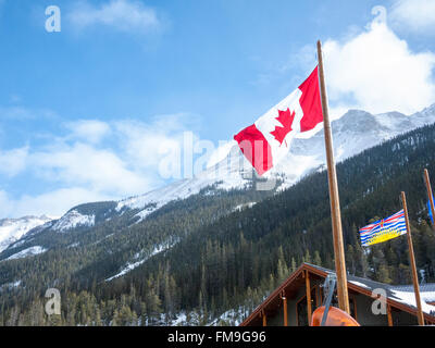 Il canadese Maple Leaf bandiera al Sunshine Village resort di sci a Banff nelle Montagne Rocciose del Canada Foto Stock