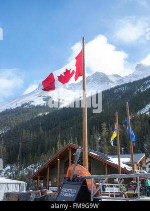 Il canadese Maple Leaf bandiera al Sunshine Village resort di sci a Banff nelle Montagne Rocciose del Canada Foto Stock