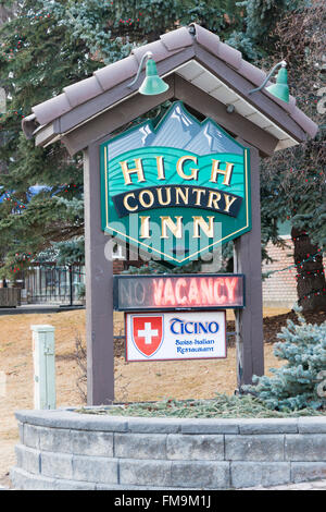 Il segno per il High Country Inn Banff Canada in inverno Foto Stock