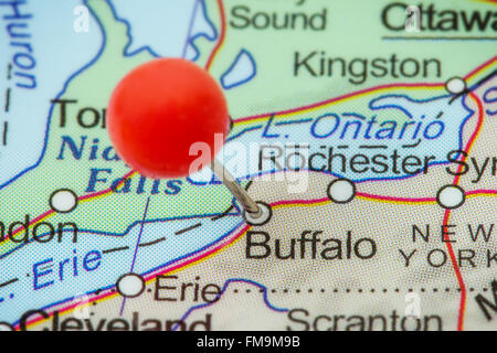 Close-up di una puntina rossa in una mappa di Buffalo, STATI UNITI D'AMERICA. Foto Stock