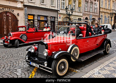 Praga vecchia auto in Mala Strana ("piccolo quartiere'), Praga, Repubblica Ceca. Molto popolare tra i turisti per visite turistiche. Foto Stock