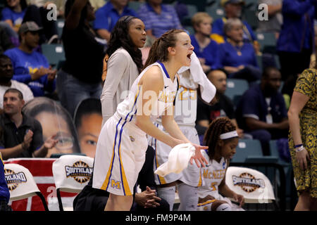 Katy, TX, Stati Uniti d'America. Undicesimo Mar, 2016. Stato McNeese guardia Baggett Allison (1) grida di incoraggiamento dalla panchina durante la donna quarterfinal gioco del Southland torneo di basket McNeese tra Stato e Lamar da Merrell Center di Katy, TX. Immagine di credito: Erik Williams/Cal Sport Media. © csm/Alamy Live News Foto Stock