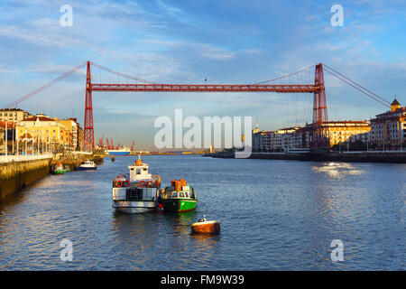 Portugalete e Las Arenas di Getxo con ponte sospeso di sunrise Foto Stock