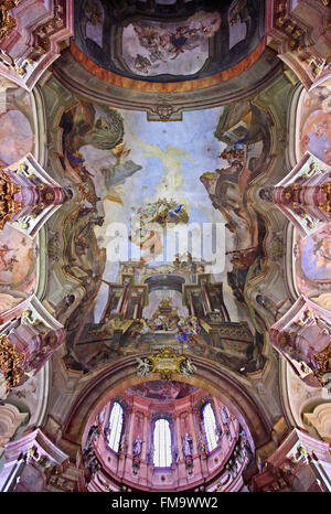 All interno la chiesa di San Nicola nel quartiere di Mala Strana ("piccolo quartiere'), Praga, Repubblica Ceca Foto Stock