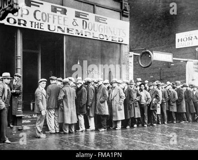 Grande Depressione. Disoccupati uomini fodera fino al di fuori di una mensa di Chicago durante la Grande Depressione, Feb 1931 Foto Stock