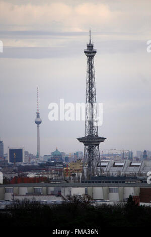 Die Skyline berlinese mit dem Fernsehturm und dem vom Funkturm Teufelsberg aus gesehen, Berlino. Foto Stock