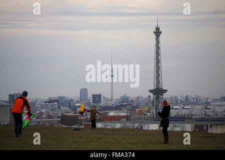 Die Skyline berlinese mit dem Fernsehturm und dem vom Funkturm Teufelsberg aus gesehen, Berlino. Foto Stock