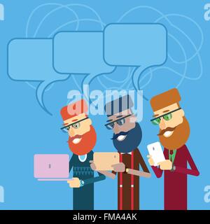 Business Casual Uomo gruppo detengono, laptop, Tablet PC, cellulare Smart Phone Set con bolla di Chat Illustrazione Vettoriale