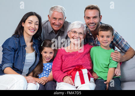 Famiglia dando un dono per la nonna Foto Stock