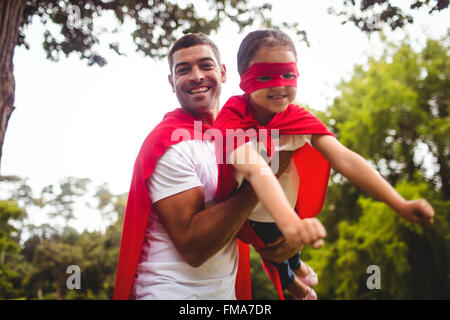 Padre e figlia fingendo di essere un supereroe Foto Stock
