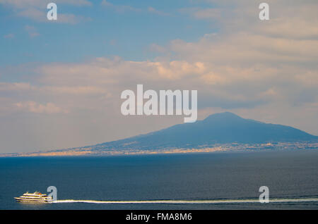 Gita in barca a sorrento da napoli Vesuvio Foto Stock