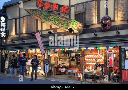 Il Giappone; Kyoto, Gion, scene di strada, negozi, persone, vita notturna, Foto Stock