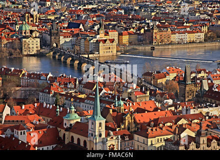 Vista di Charles' Ponte della Torre Sud della Cattedrale di San Vito, il Castello di Praga, Repubblica Ceca Foto Stock