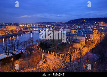 Ponti sulla Moldava (Moldavia), fiume, Praga, Repubblica Ceca. Quella di mezzo è il famoso Charles Bridge". Foto Stock