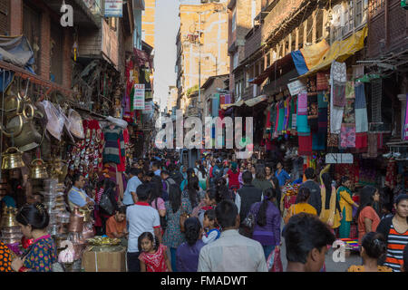 Kathmandu, Nepal - Ottobre 16, 2014: affollata strada commerciale nel quartiere di Thamel. Foto Stock