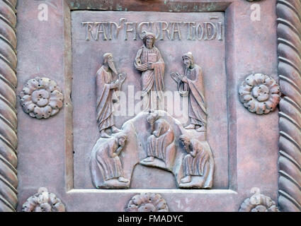 Trasfigurazione di Cristo sul San Ranieri porta della Cattedrale Santa Maria Assunta a Pisa, Italia Foto Stock