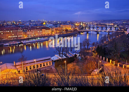 Ponti sulla Moldava (Moldavia), fiume, Praga, Repubblica Ceca. Quella di mezzo è il famoso Charles Bridge". Foto Stock