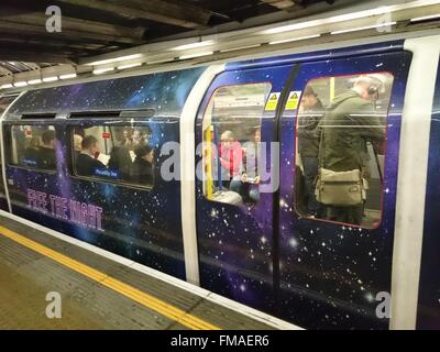 TFL (trasporti per Londra) promuove la notte servizio del tubo sulla Piccadilly line fino a Londra la metropolitana di Londra, UK, 8 Dicembre 2015 Foto Stock