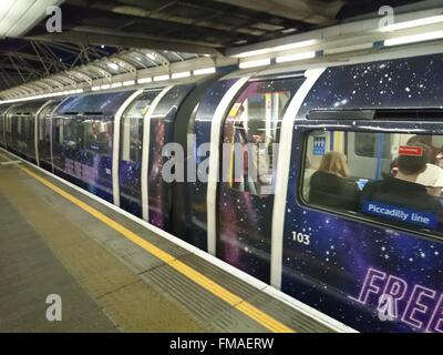 TFL (trasporti per Londra) promuove la notte servizio del tubo sulla Piccadilly line fino a Londra la metropolitana di Londra, UK, 8 Dicembre 2015 Foto Stock