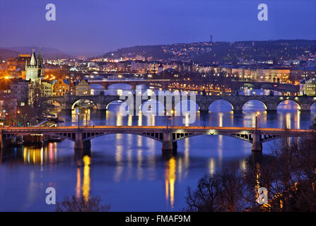 Ponti sulla Moldava (Moldavia), fiume, Praga, Repubblica Ceca. Quella di mezzo è il famoso Charles Bridge". Foto Stock
