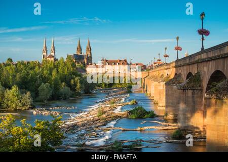 Francia, Allier, Moulins, vista dalla riva sinistra del fiume Allier e ponte Regemortes, chiesa del Sacro Cuore di Gesù e di Notre-Dame Foto Stock