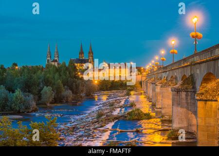 Francia, Allier, Moulins, vista dalla riva sinistra del fiume Allier e ponte Regemortes, chiesa del Sacro Cuore di Gesù e di Notre-Dame Foto Stock