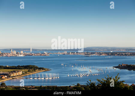 Vedute di Portsmouth Porto dalla Portsdown Hill. Foto Stock