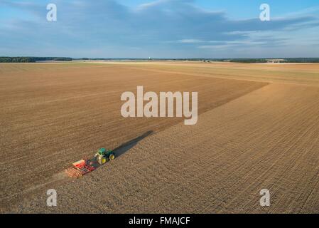 Francia, Eure, Saint Aubin sur Gaillon, semina pneumatica con una seminatrice (vista aerea) Foto Stock