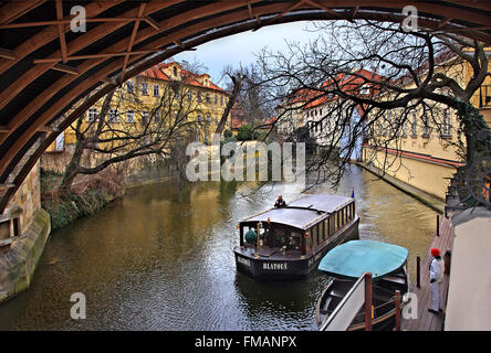 Barca passando sotto il Charles Bridge, in Certovka canale tra isolotto di Kampa e Mala Strana di Praga, Repubblica Ceca