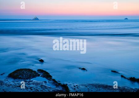 Francia, Manche, Mont Saint Michel, elencato come patrimonio mondiale dall UNESCO, mare calmo con il monte fuori al buio Foto Stock