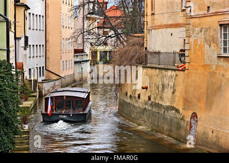 Barca passando il canale Certovka tra isolotto di Kampa e Mala Strana, molto vicino al Ponte di Carlo, Praga, Repubblica Ceca Foto Stock