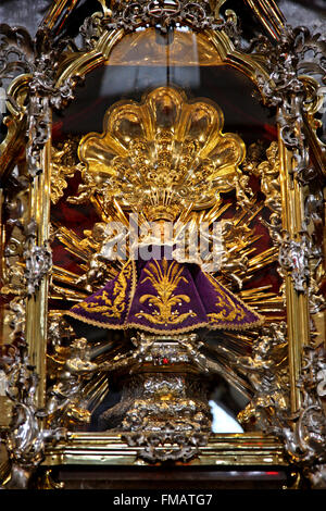 La cera in legno rivestito statua di Gesù Bambino di Praga, la chiesa di Santa Maria della Vittoria di Malá Strana, Praga, Repubblica Ceca. Foto Stock