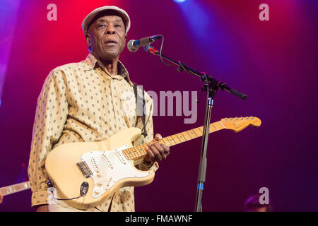 Milwaukee, Wisconsin, Stati Uniti d'America. 9 Mar, 2016. Il chitarrista Buddy Guy suona dal vivo durante l'esperienza di Jimi Hendrix tour presso il Riverside Theatre a Milwaukee nel Wisconsin © Daniel DeSlover/ZUMA filo/Alamy Live News Foto Stock