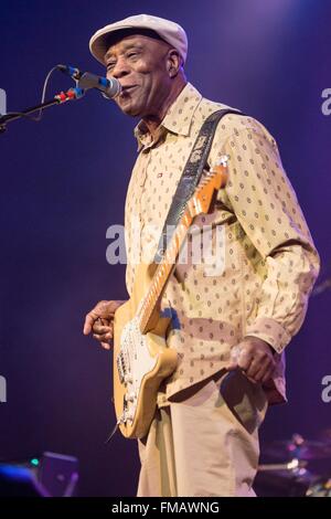 Milwaukee, Wisconsin, Stati Uniti d'America. 9 Mar, 2016. Il chitarrista Buddy Guy suona dal vivo durante l'esperienza di Jimi Hendrix tour presso il Riverside Theatre a Milwaukee nel Wisconsin © Daniel DeSlover/ZUMA filo/Alamy Live News Foto Stock