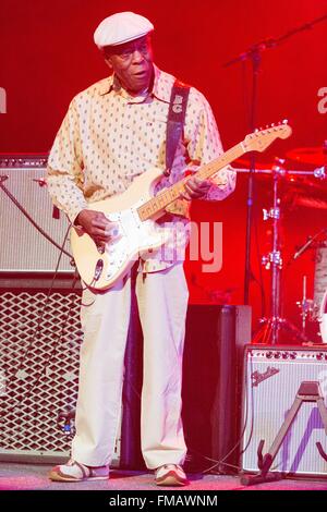 Milwaukee, Wisconsin, Stati Uniti d'America. 9 Mar, 2016. Il chitarrista Buddy Guy suona dal vivo durante l'esperienza di Jimi Hendrix tour presso il Riverside Theatre a Milwaukee nel Wisconsin © Daniel DeSlover/ZUMA filo/Alamy Live News Foto Stock