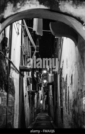 Napoli strada di notte in bianco e nero e a colori Foto Stock