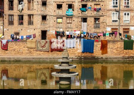 Il Nepal, zona di Bagmati, Bhaktapur, classificato come patrimonio mondiale dall UNESCO, stagno e case di mattoni Foto Stock