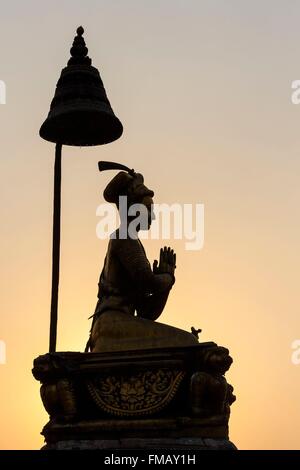 Il Nepal, zona di Bagmati, Bhaktapur, classificato come patrimonio mondiale dall UNESCO, il quadrato di Durbar, Bhupatindra Malla re statua Foto Stock