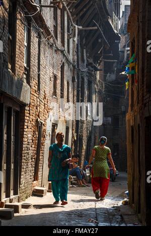 Il Nepal, zona di Bagmati, Bhaktapur, classificato come patrimonio mondiale dall UNESCO, tipica strada Foto Stock