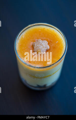 Pastiera napoletana in un bicchiere con biscotti e crema Foto Stock