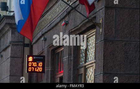 I tassi di cambio scambiatore sulla strada e bandiera russa 2016 Foto Stock