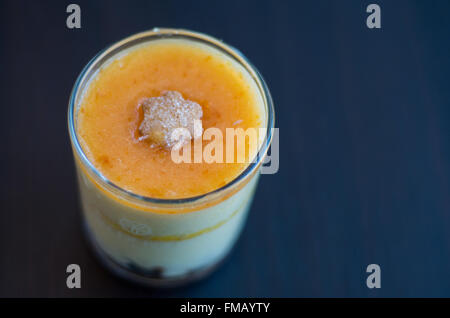 Pastiera napoletana in un bicchiere con biscotti e crema Foto Stock