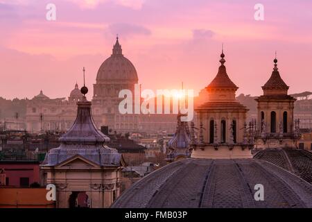 Italia Lazio Roma centro storico sono classificati come patrimonio mondiale dall' UNESCO, Piazza del Popolo, San Pietro Cupula visto dal Foto Stock