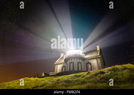 Francia, Finisterre, Cap Sizun, Pointe du Millier, Millier raggi del faro nella notte, ottima posizione nazionale Foto Stock