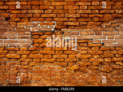 Rosso arancione vecchio muro in mattoni texture weathered. Foto Stock