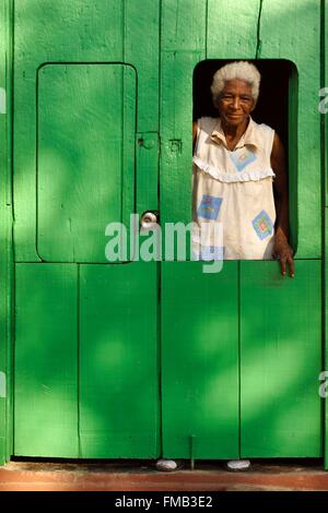 Cuba, Sancti Spiritus, Trinidad, nero vecchia donna alla sua porta verde Foto Stock