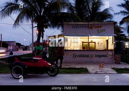 Cuba, Villa Clara, Caibarien, caffetteria e i clienti al crepuscolo Foto Stock