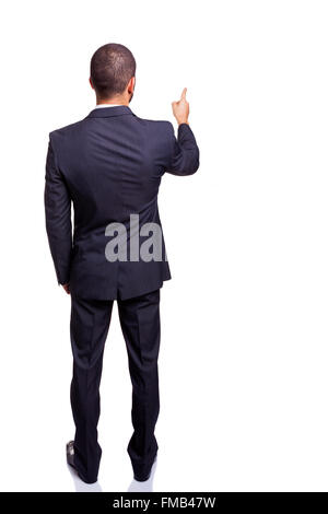 Vista posteriore di un imprenditore puntando alla copia spazio, isolati su sfondo bianco Foto Stock