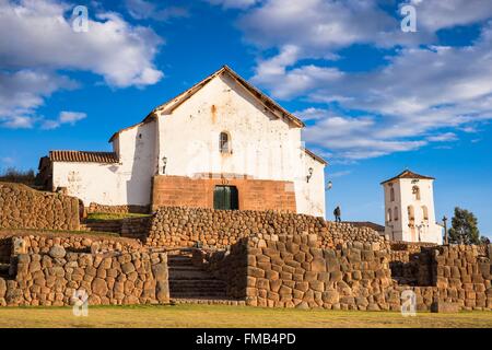 Perù Cusco Provincia, Inca Sacred Valley, Chinchero, villaggio Spagnolo costruito sui resti delle terrazze Incas e il XVI Foto Stock