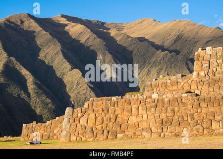 Perù Cusco Provincia, Inca Sacred Valley, Chinchero, rovine Inca di terrazzamenti agricoli Foto Stock